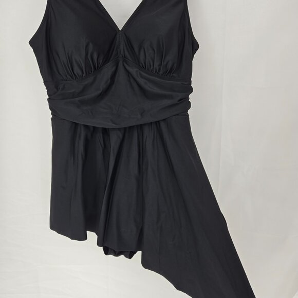 629-6 Torrid One-Piece Swimsuit V-Neck Black Asymmetric Skirt Size 1 (14/16) - Picture 5 of 11